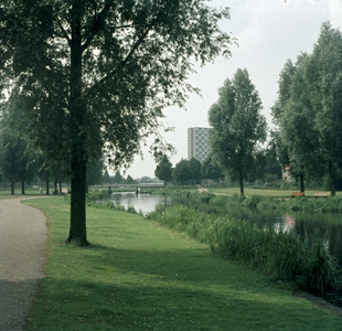 119646 Gezicht op de Kromme Rijn langs het Lodewijk Napoleonplantsoen te Utrecht, met op de achtergrond het ...